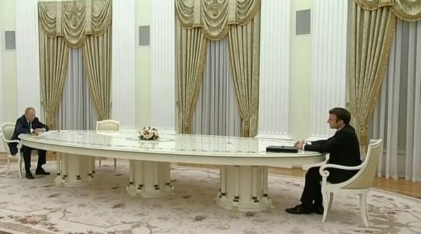 Vladimir Putin l-a felicitat pe Macron pentru victoria în alegerile din Franța