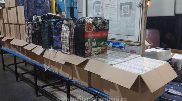 Autocar, în drum spre Italia, oprit la frontieră. Dosare penale pentru doi șoferi, după ce polițiștii au verificat cala de bagaje 