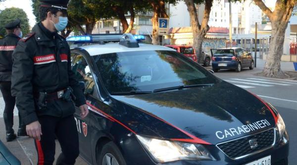 Italia. O româncă a încercat să fure un Rolex prin tehnica Îmbrățișarea, însă a fost pusă pe fugă chiar de victimă