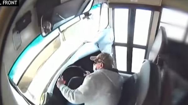 Un autobuz în care se aflau 23 de elevi s-a răsturnat: Șapte victime - VIDEO