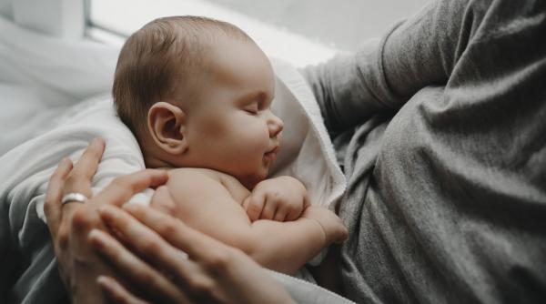 Părinții români le pot da mai mult de trei prenume copiilor. Iohannis a promulgat legea