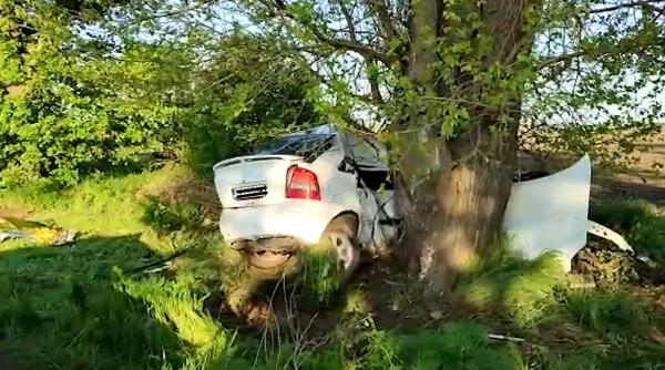Un român a murit chiar lângă o cruce, după ce a intrat cu mașina într-un copac, la Teleorman