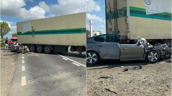Un român a murit şi soţia sa a fost grav rănită după ce maşina în care se aflau a intrat sub un TIR
