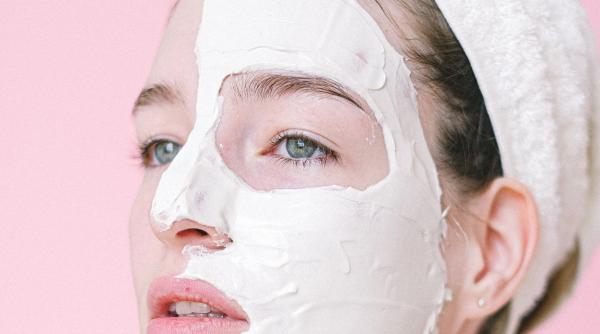 Cum să-ți păstrezi pielea tânără și fermă: Trei ingrediente banale din bucătărie fac minuni pentru ten. Și bunicile noastre știu secretul