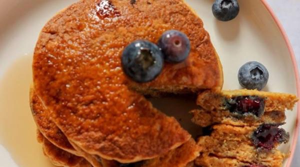 Clătite din făină integrală: fără ouă și fără zahăr. Rețeta, recomandată de nutriționiști 