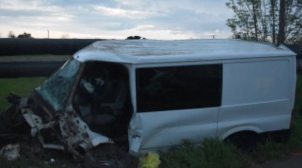 Dubă condusă de un român, implicată într-un accident grav în Ungaria: 18 pasageri răniți