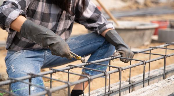 Marea Britanie. 500 de muncitori români, exploatați pe șantiere de o familie de conaționali. Victimele, hrănite cu mâncare expirată