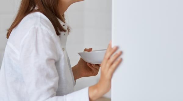 De ce să pui un castron cu apă fierbinte în congelator. Trucul care te scapă de necazuri și de cheltuirea banilor