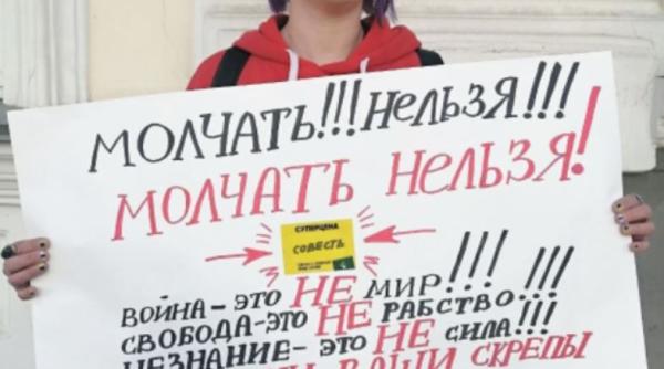 O activistă rusă şi-a cusut gura în semn de protest faţă de războiul din Ucraina. Nadejda: "Nu putem să tăcem"