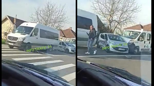 Accident grav la Cluj. Un microbuz și alte trei mașini făcute praf: Șapte persoane transportate la spital