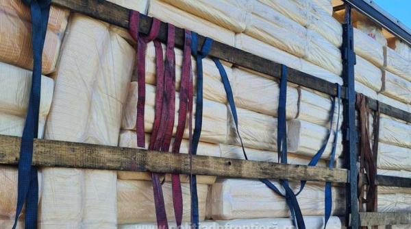 Camion, verificat la ieșire din țară. Ce au găsit polițiștii printre caserolele de plastic transportate