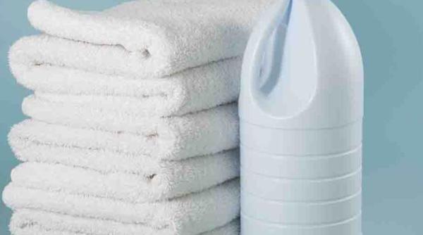 Cum să scapi rapid de petele de pe haine? Te ajută un remediu nemaipomenit, pe care îl ai la îndemână chiar în bucătărie