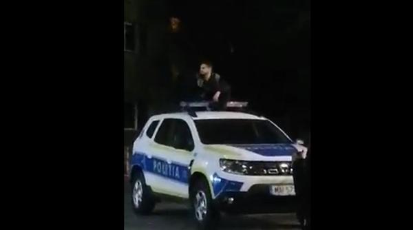 Dosar penal după un show pe manele, pe o mașină de poliție