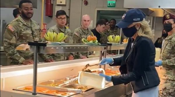 Jill Biden le-a servit mâncare militarilor americani de la Baza de la Mihail Kogălniceanu - VIDEO