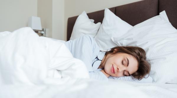 Tu știai de pericolul din salteaua ta? Amestecă bicarbonat cu acest ingredient o dată pe lună!