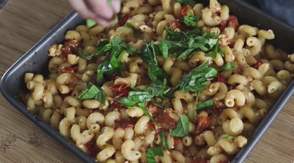 Paste cu Feta și roșii la cuptor, un deliciu culinar. De ZECE ori mai bune decât pastele carbonara. Pur și simplu nu le poți rezista!