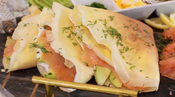 Clătite cu somon afumat și cremă de brânză. O combinație mai bună de atât nu ai gustat! Perfecte pentru aperitiv