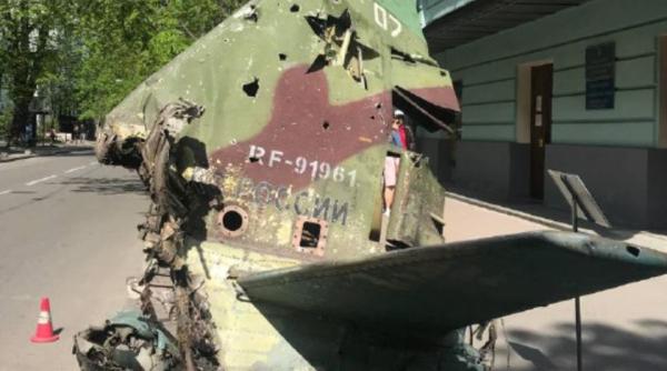 Parada epavelor rusești, pe străzile din Kiev. Ucrainenii au expus blindatele distruse ale rușilor