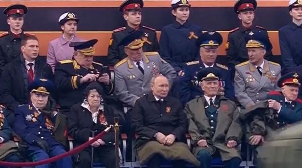 Putin și-a acoperit picioarele cu o pătură, în timpul paradei militare de 9 mai