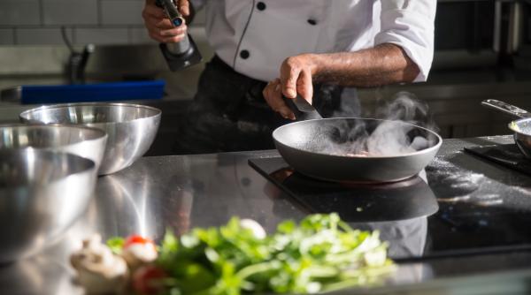 Trucul bunicii de a curăța, fără efort, o tigaie arsă. Ai nevoie de lipici, oțet și săpun de rufe