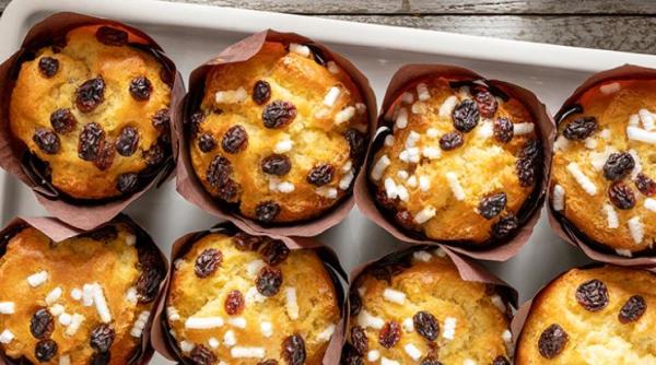 Brioșe cu stafide, moi și delicioase, perfecte pentru micul dejun. Dulciurile care se fac ușor și rapid 