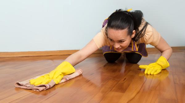 Cu două ingrediente banale din bucătărie vei avea o podea perfectă. Încearcă aceste trucuri