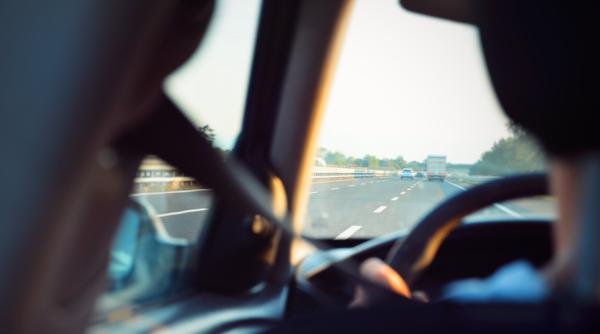 Nouă români și doi câini veneau din Anglia într-un „sicriu pe roți”. Șoferul nu avea permis