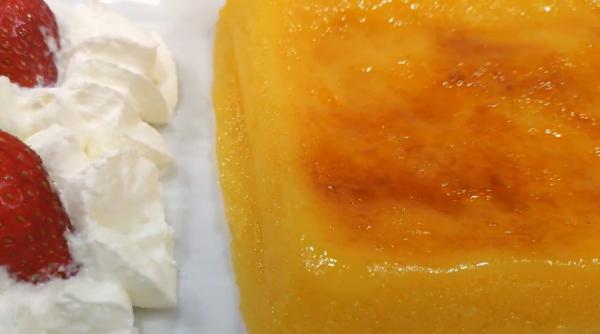 Dacă ai un pahar de zahăr și gălbenușuri gătește rapid „Bacon din rai”. Fără făină și fără coacere. Se mănâncă până la ultima bucățică! 