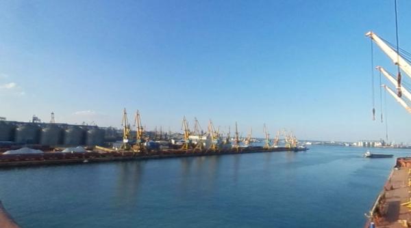 Risc de poluare în Portul Constanța, după ce o barjă, încărcată cu 1.500 de tone de cărbune din Rusia, s-a scufundat 