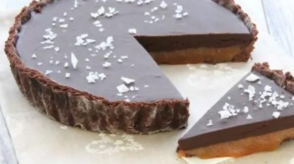 Tartă cu ciocolată și caramel sărat. Un desert cu totul special, apreciat de toți iubitorii de dulce