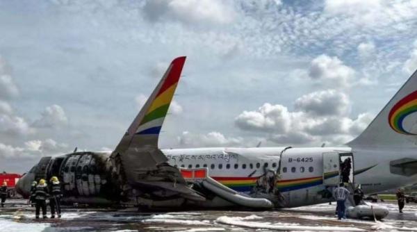 Alertă pe un aeroport din China. Un avion cu peste 120 de oameni la bord a luat foc pe pistă