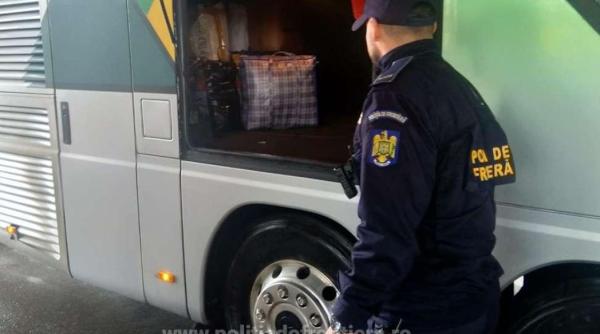 Autocar, care venea din Turcia, oprit la frontieră. Șoferul, cercetat penal, după ce polițiștii au verificat cala de bagaje