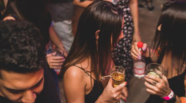 O nouă problemă în cluburile de fițe din Mamaia. Patron: "Se bat fetele la baie. Am cerut pază permanentă la toaletă"