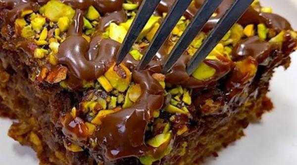 Tort crocant cu banane și fistic: un desert fantastic, fără făină și fără zahăr