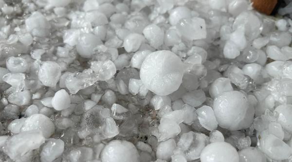 Cod galben de inundații în Moldova și Transilvania: Drumuri blocate, copaci căzuți de la furtună, grindină de dimensiuni impresionante