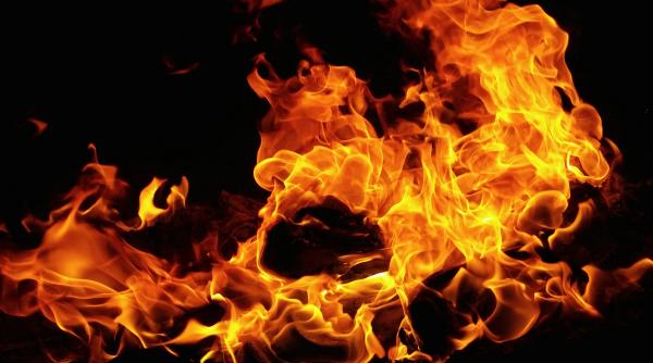 Incendiu puternic la sediul Forumului German din Galați. Mai multe persoane, evacuate