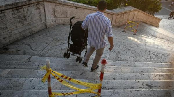 Italia. Amețit de farmecele unei românce, un afacerist a avariat un sit Unesco: A intrat cu un Maserati pe Treptele Spaniole din Roma