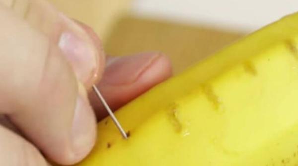 Fă găuri mici în coaja de banană cu un ac! Cu siguranță, te vei amuza când vei decoji fructul 