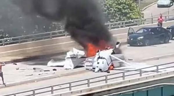 Un avion de mici dimensiuni s-a prăbușit peste o mașină, pe un pod: două persoane, grav rănite