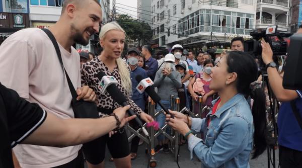 Vloggeri români, "vedete" fără voie în Vietnam. Ajunși din întâmplare în mijlocul unui eveniment tradițional, au fost luați la întrebări de o televiziune