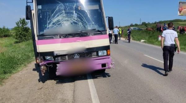 Accident grav între un autocar cu ucraineni și o căruță, în județul Suceava. Căruțașul și soția lui, grav răniți