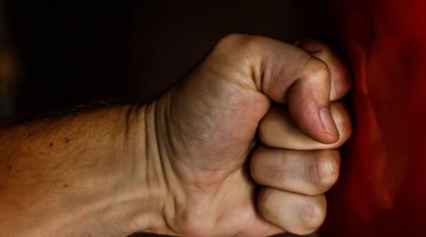 Italia. Româncă, bătută de iubitul gelos. Bărbatul i-a spart telefonul ca să nu vorbească cu prietenii