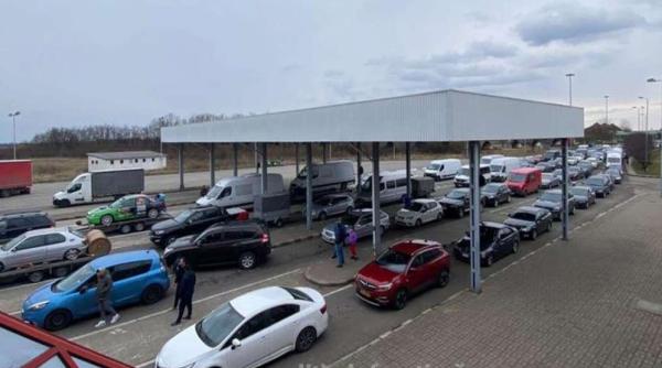 Un autocar, care se întorcea din Turcia, oprit la intrarea în țară. Un pasager, dat jos cu tot cu bagaje