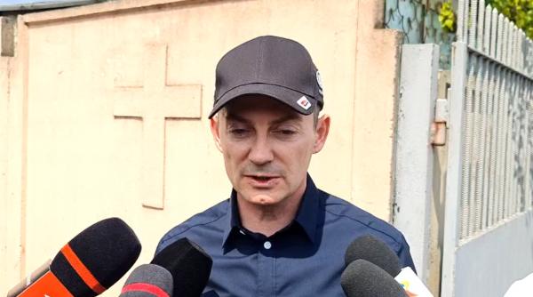 Fraţii Radu şi Alexandru Mazăre, aduşi din penitenciar, sub escortă, la funeraliile mamei