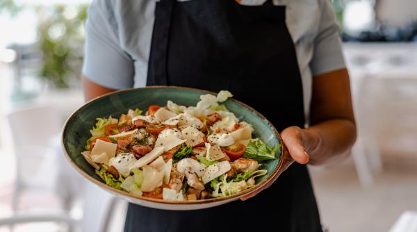 Salată de pui Caesar: Trei variante diferite la fel de gustoase. Încearcă-le pe toate și vezi care ți se potrivește