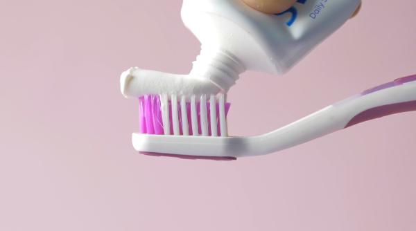 Ține mereu la îndemână un tub cu pastă de dinți în bucătărie, îți vei mulțumi mai târziu: Trucuri cu un efect neașteptat