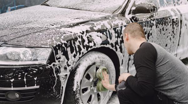 Anglia. Muncitori români, exploatați în spălătorii auto și fabrici de conaționali: Forțați să muncească 16 ore zilnic