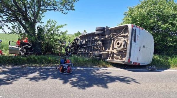 Accident grav între un microbuz de transport persoane și un autoturism, între Arad și Timișoara. 3 victime încarcerate