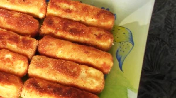 Ai oaspeți? Cu aceste batoane din brânză îi vei lăsa muți. Gospodinele moderne așa pregătesc aperitivele. O rețetă surpriză bonus!