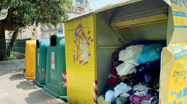 Italia. Tragedie în familia unui tânăr tată român: Bărbatul a murit sufocat într-un tomberon pentru haine